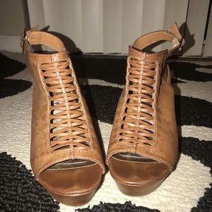 Tan/brown peekaboo wedges!